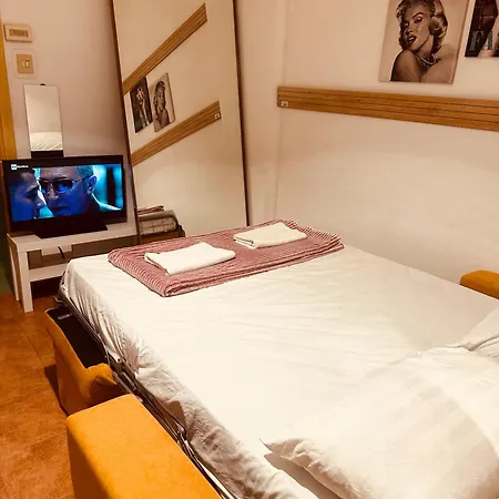 Near Center Entire 2 Bedroom Genua