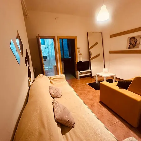 Near Center Entire 2 Bedroom Lägenhet
