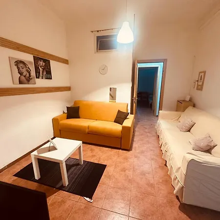 Near Center Entire 2 Bedroom Lägenhet *